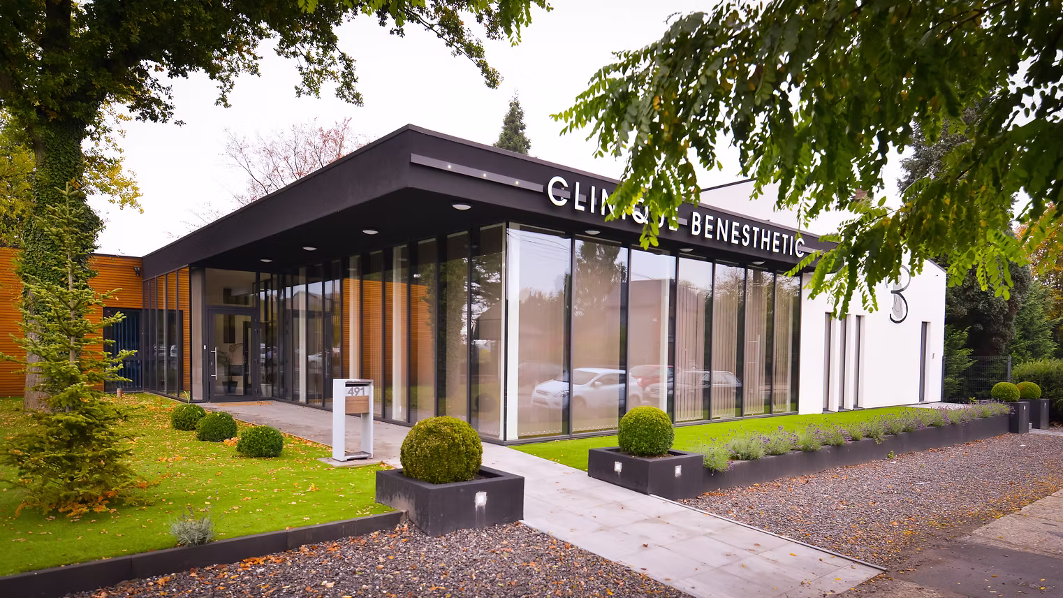 Clinique Benesthetic — façade et accueil de la clinique à Fleurus